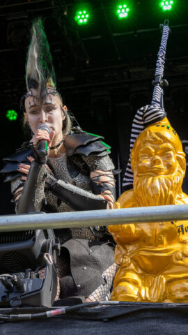 Links im Bild die Todesfee und direkt daneben unser Zwerg, welchen wir letztes Jahr beim Bandkontest gewonnen hatten