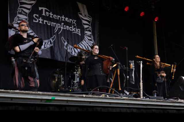 Alle drei Dudelskäcke auf der Bühne. Von links nach rechts zu sehen, Meticus, Die Teufel und Diane aus der Band Tauchschemel.