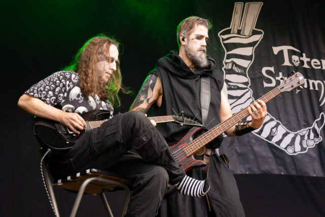 Von links nach rechts im Bild zu sehen sind der Irre mit der Gitarre und Der Tod mit dem Bass.