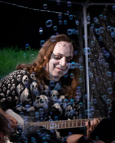 Der Irre an der Gitarre. Man sieht verschwommen im Vordergrund Seifenblasen.