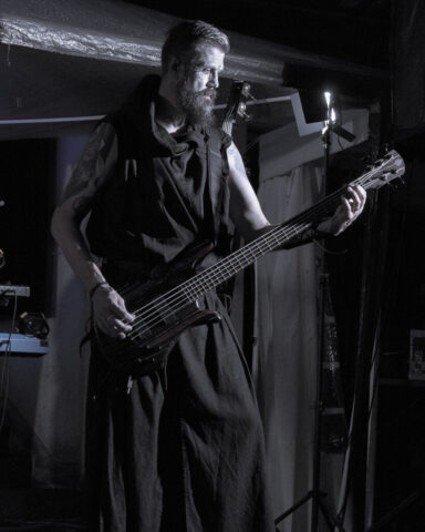 Der Tod am Bass. Das Bild ist schwarz weiß.